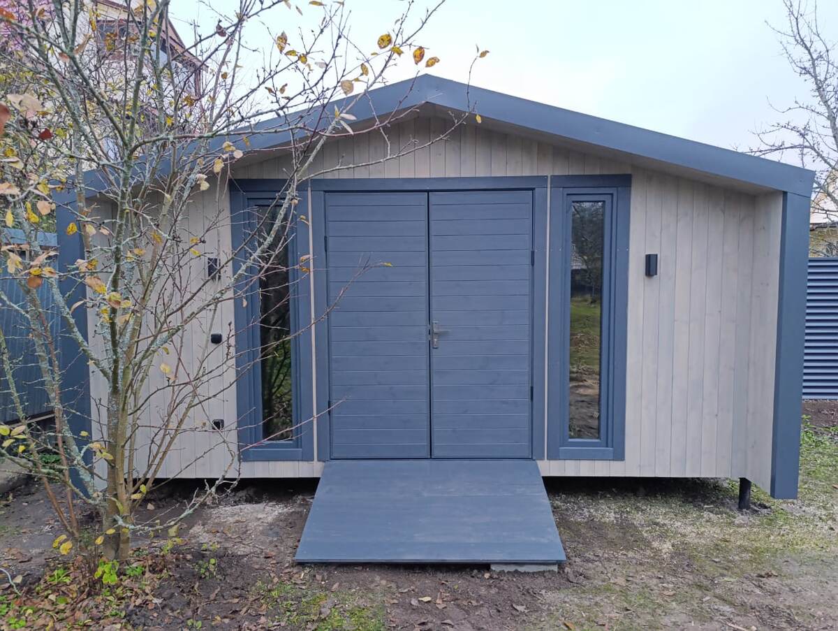 Профлист графитовый, вагонка покрыта Тиккурилой, окна открывающиеся, а не глухие