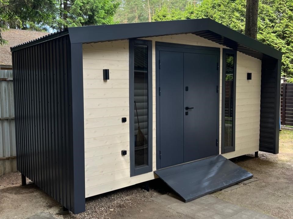 Черный профлист и вагонка цвета "Топлёное молоко"