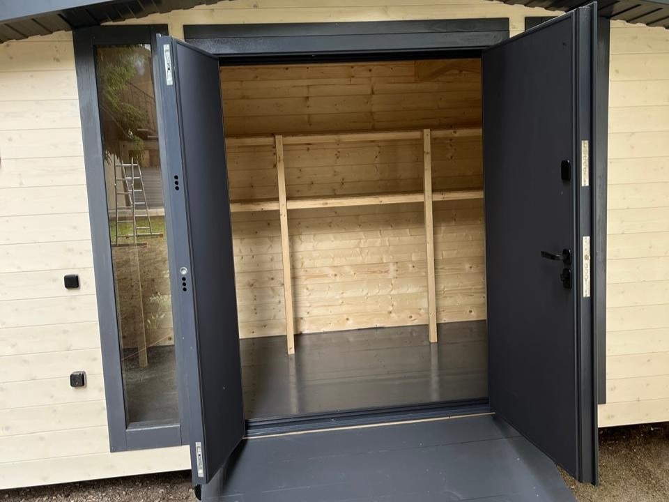 Черный профлист и вагонка цвета "Топлёное молоко". Внутри на стенах вагонка. Двери стальные двустворчатые.