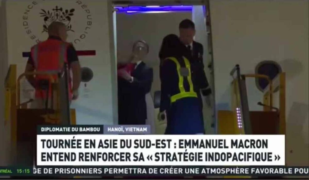     Макрон получает в челюсть от жены. Источник: t.me/bbbreaking Автор фото: Скриншот видео