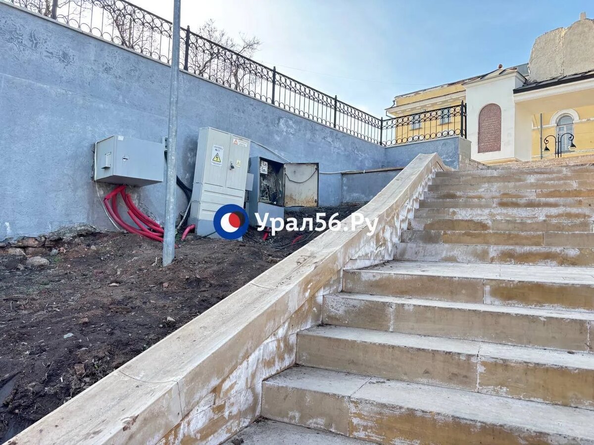    Открытый электрощиток и разрушения: Что происходит на набережной в Оренбурге после зимы