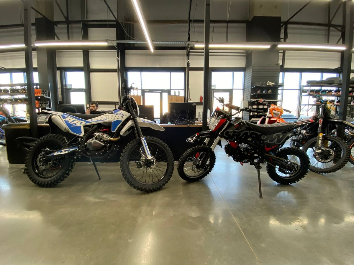 Эндуро слева, Питбай справа