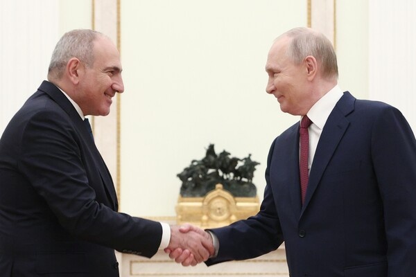 Президент России Владимир Путин и премьер-министр Армении Никол Пашинян (слева) во время встречи в Москве, 1 апреля 2026 года / Софья Сандурская/РИА Новости   📷