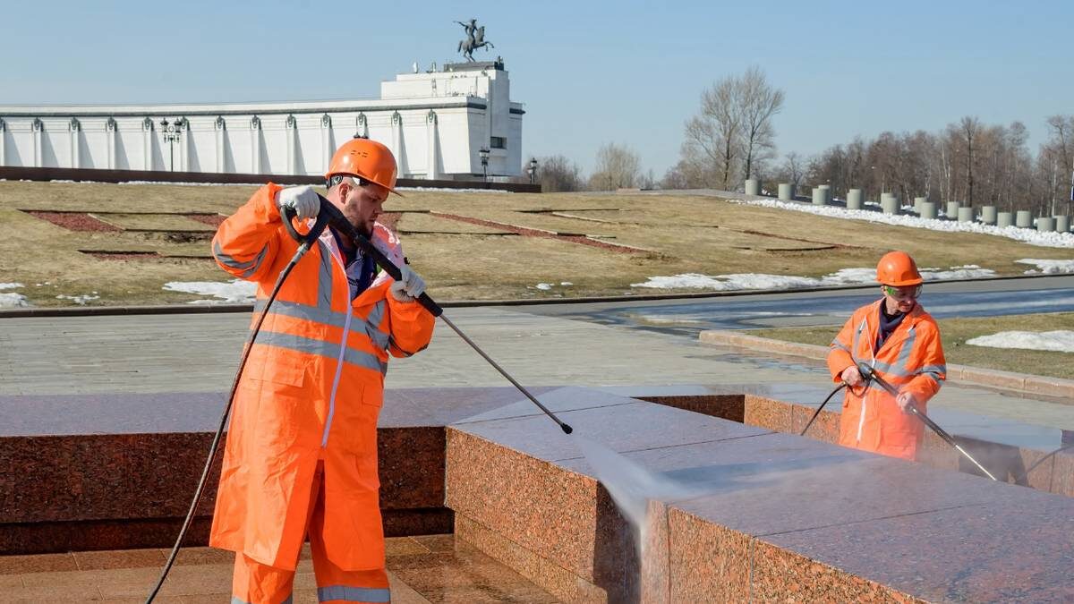    Сотрудники Комплекса городского хозяйства Андрей Варварин и Александр Ширин промывают чаши фонтана «Годы войны» в Парке Победы / Фото: Дмитрий Дубинский / Вечерняя Москва