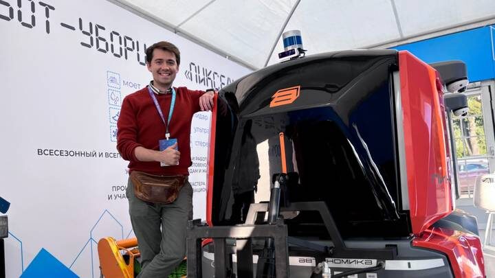  Разработчик Никита Голенок рядом с роботом-уборщиком «Пиксель» / Фото: Василиса Чернявская / Вечерняя Москва