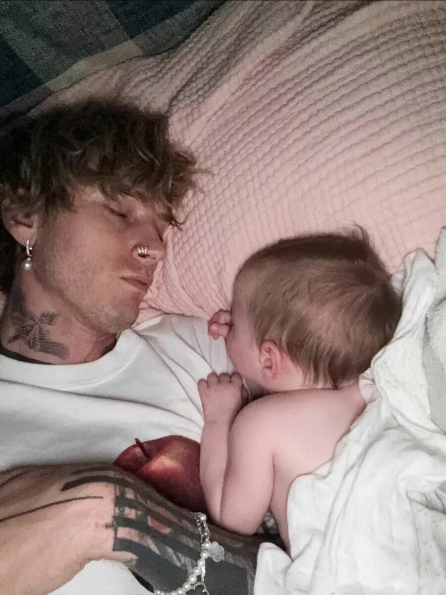 Machine Gun Kelly с дочкой от Меган Фокс📷
