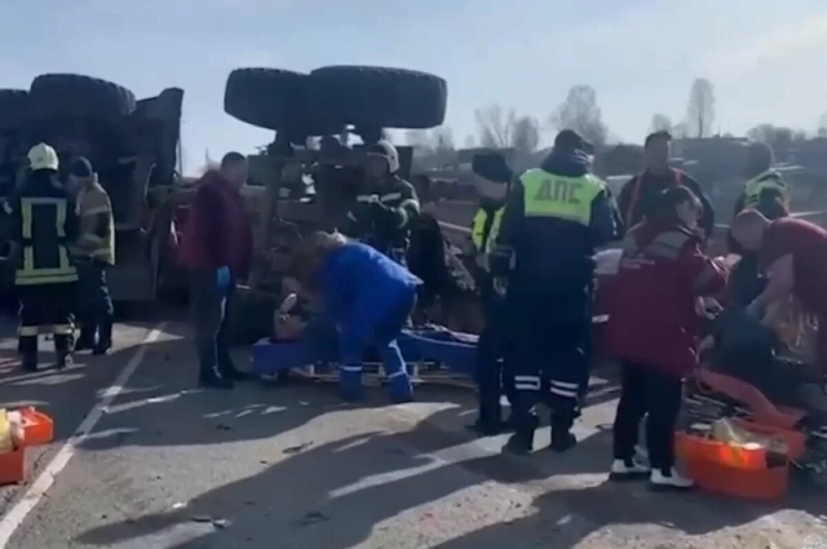    На месте собралось множество работников экстренных служб.