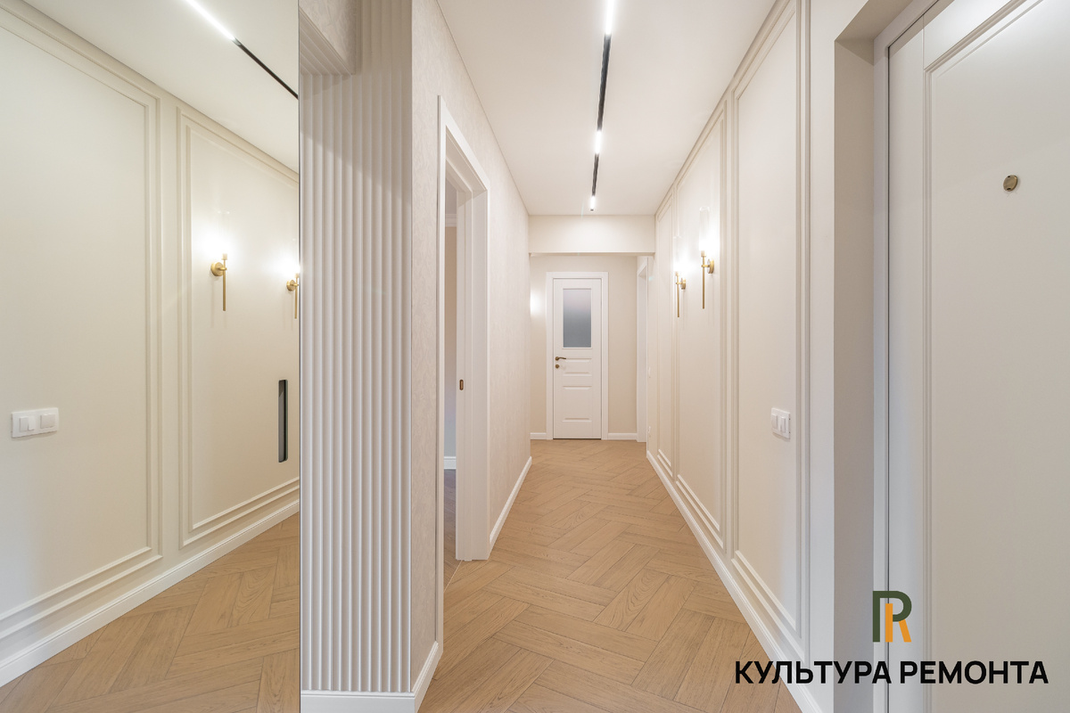 Интерьер прихожей в трехкомнатной квартире