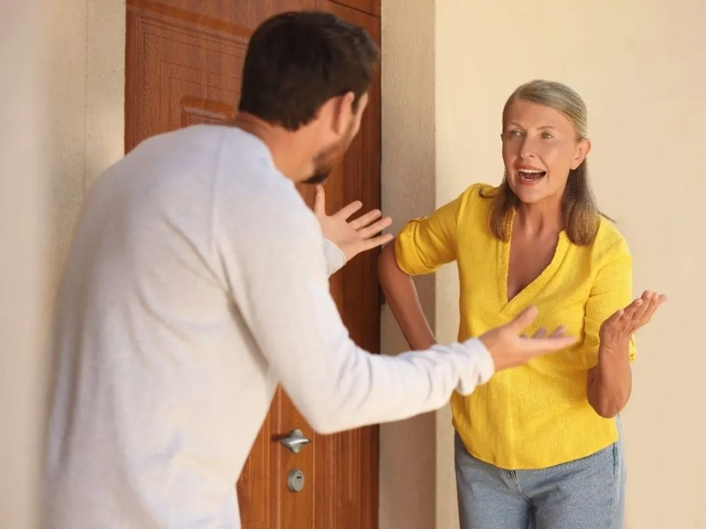 Конфликт с соседями. Источник: www.pinterest.com