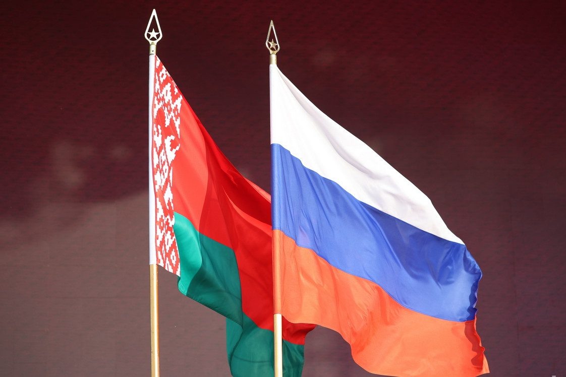    09-06-2023 Фото Дарьи Титовой. г. Минск. Площадь у Дворца спорта. Концерт ко Дню России. Флаг России и Беларуси Флаги Беларусь - России День России Газета Зара