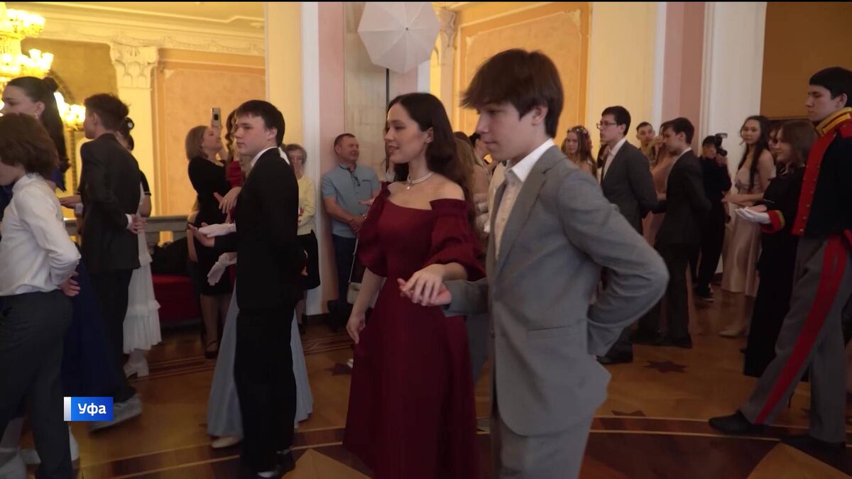    В Башопере прошел литературно-музыкальный бал старшеклассников уфимской школы № 45