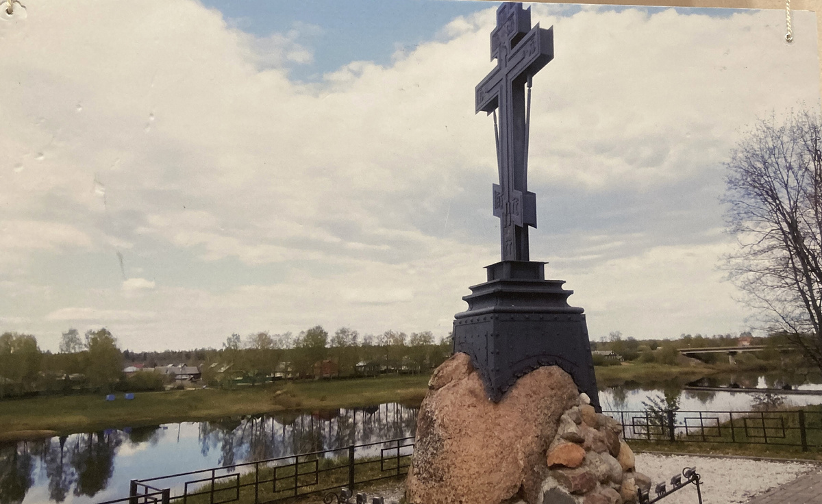 Поклонный Крест  на правой набережной реки Мологи. Фото Общественного Совета труда и защиты Вологодской области