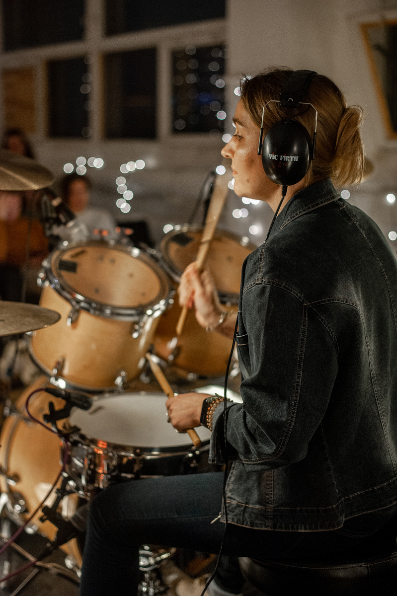 В любой непонятной ситуации вставляй фотку за барабанами, и будет красиво 🤣