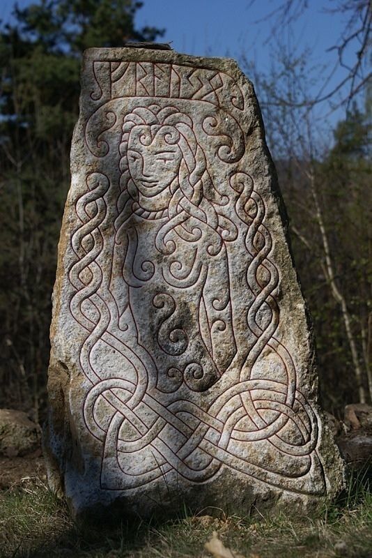 Фрея на рунном камне