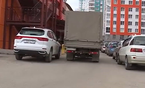     Пожарные не проехали в запаркованный машинами двор в красноярских Тихих Зорях