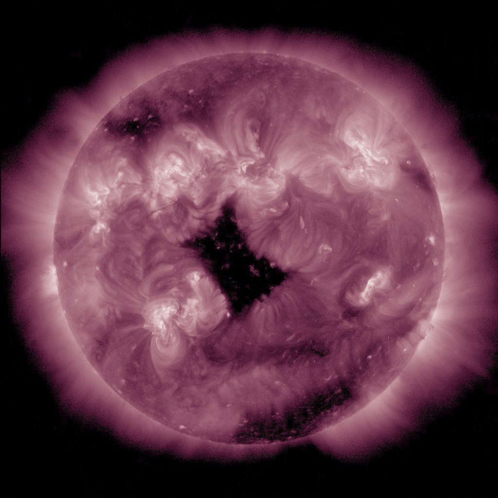   Так выглядит необычная корональная дыра