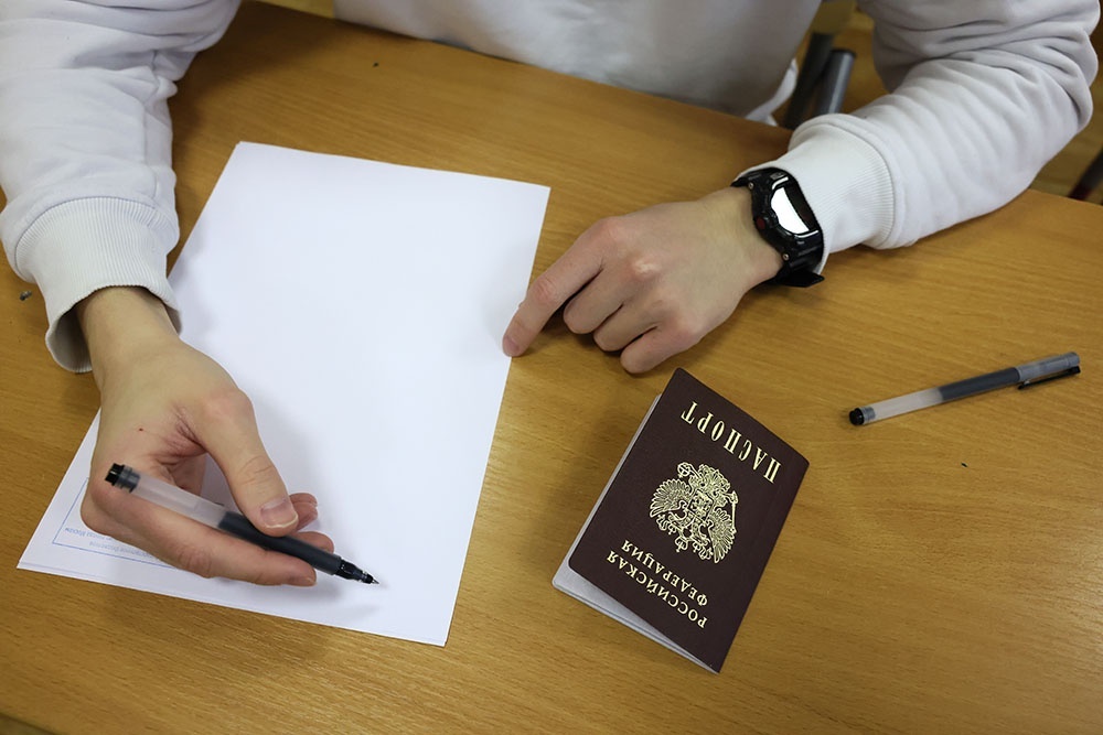    ОГЭ по химии 2026: формат экзамена близок к ЕГЭ. Проверяются теоретические знания, расчетные задачи, проведение реального эксперимента, анализ и выводы. / Фото: Олеся Курпяева / РГ