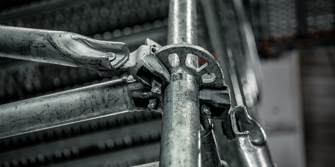 Строительные леса: от насыпи из песка до модульных систем