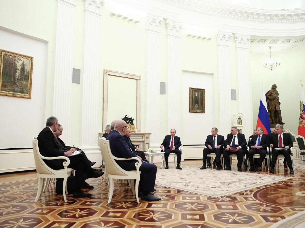    Президент РФ Владимир Путин и премьер-министр Армении Никол Пашинян во время встречи в Москве | © РИА Новости / POOL