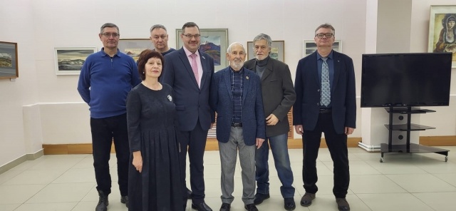    До конца жизни Виталий Шохин организовывал выставки и передавал знания об искусстве. Фото: Законодательное собрание Камчатского края