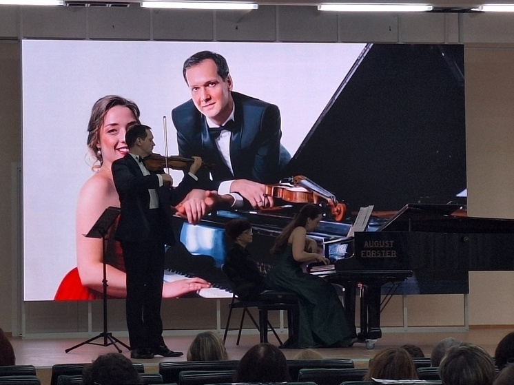     Новый экран — это не просто техника, а новые возможности для выступлений, концертов и творческих проектов наших талантливых воспитанников. Фото: пресс-служба Администрации Старорусского округа