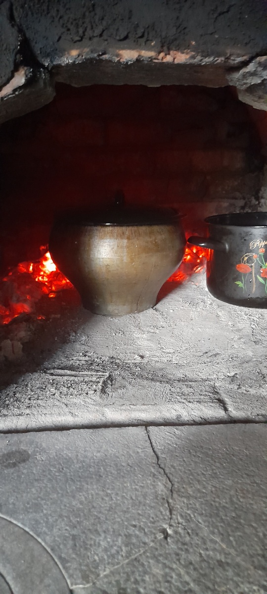 В чугунке синие щи на свиных рёбрах, а в кастрюльке картошка. Картошку потом хорошо с луком разжарить...