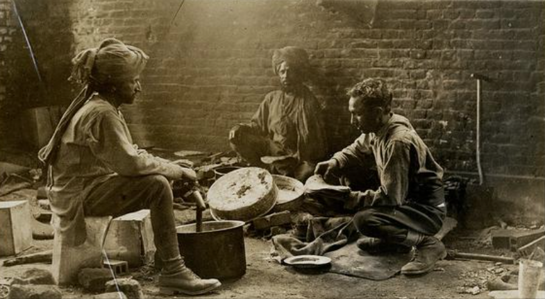 Пекари индийского подразделения за приготовлением традиционных лепешек-чапати. Западный фронт Первой мировой.