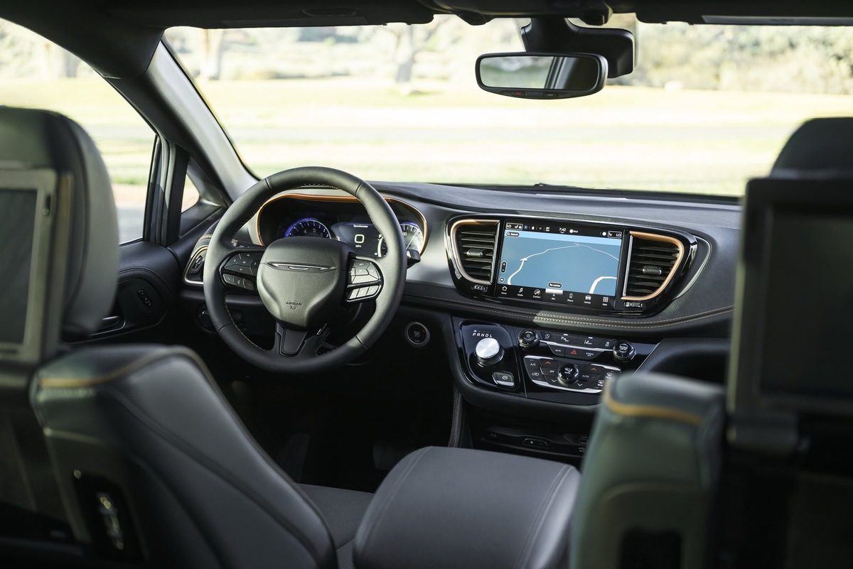    В салоне новые фирменный значок на рулевом колесе и отделочные материалы