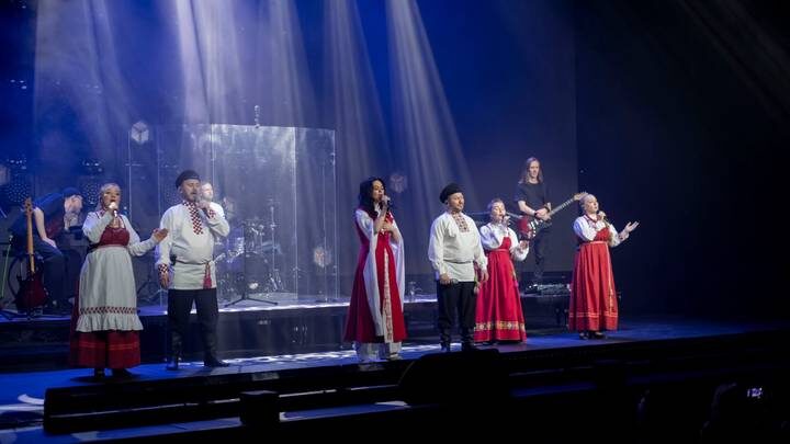  Певица Виктория Барс и народный ансамбль «Красная горка» выступают с премьерой песни «Ты не стой против мене» / Фото: Личный архив