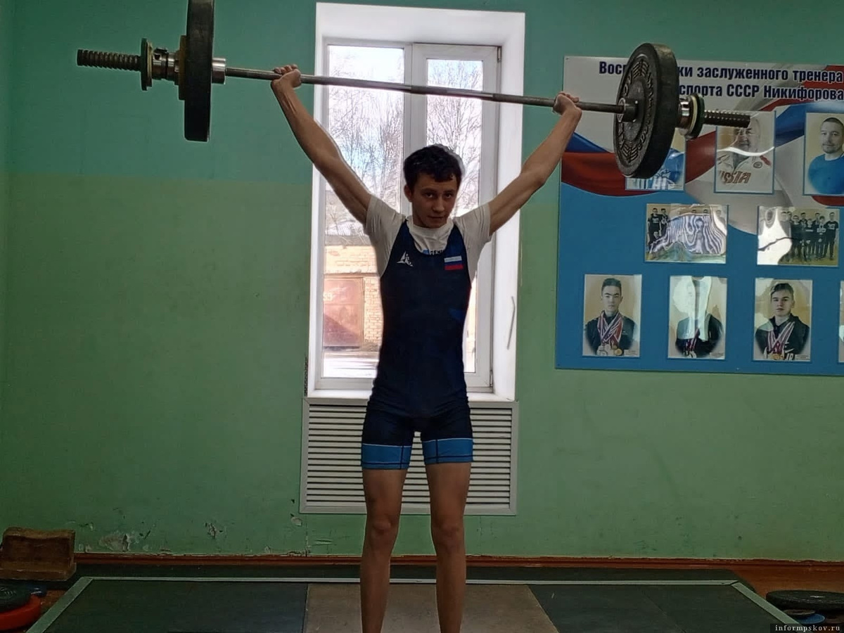 На фото Константин Черевко. Фото: Федерация тяжёлой атлетики Псковской области