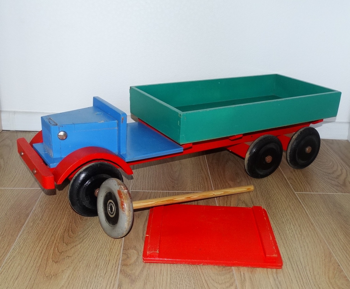 Грузовой автомобиль, Тартурский мебельный комбинат. Фото автора.