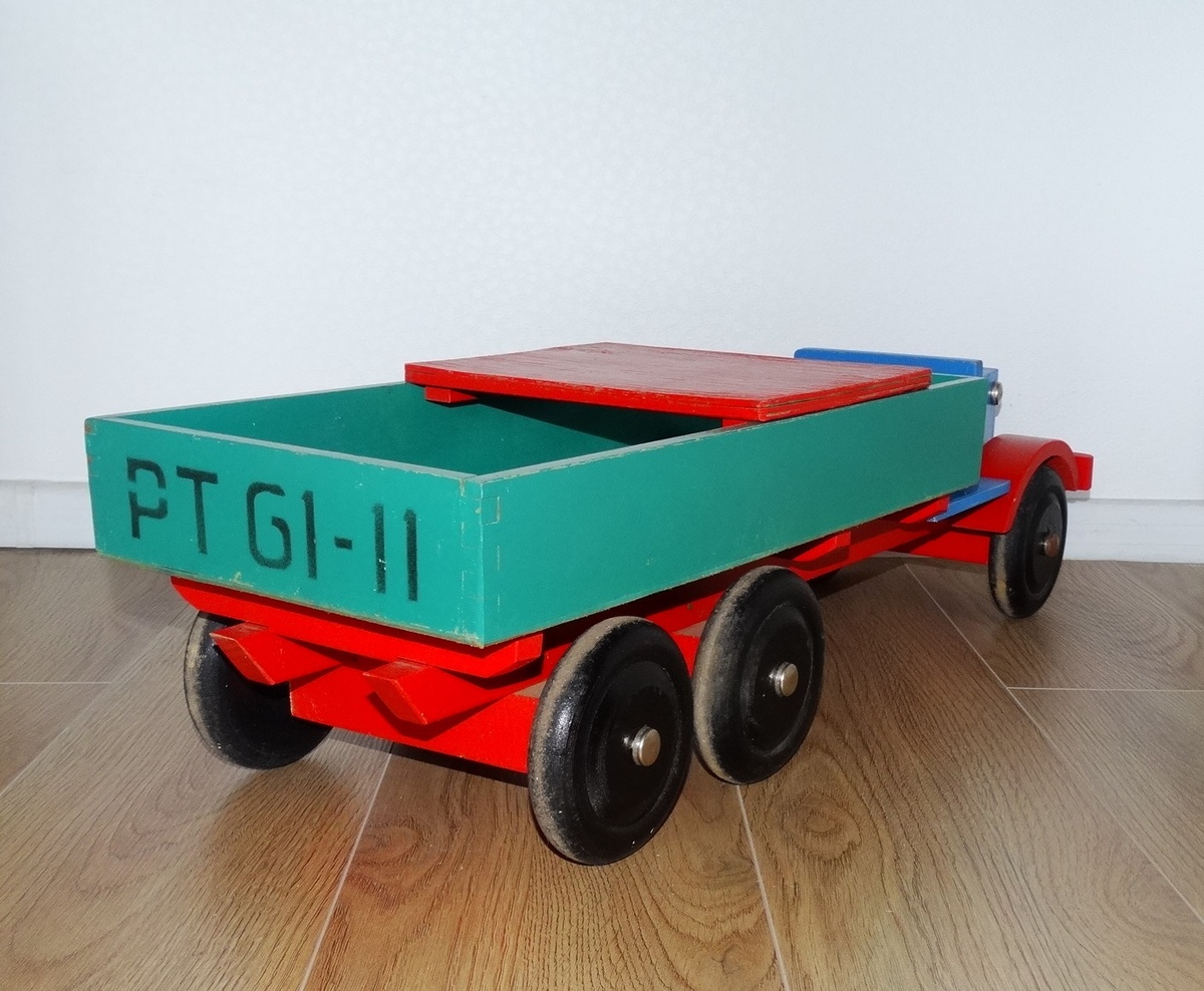 Грузовой автомобиль, Тартурский мебельный комбинат. Фото автора.