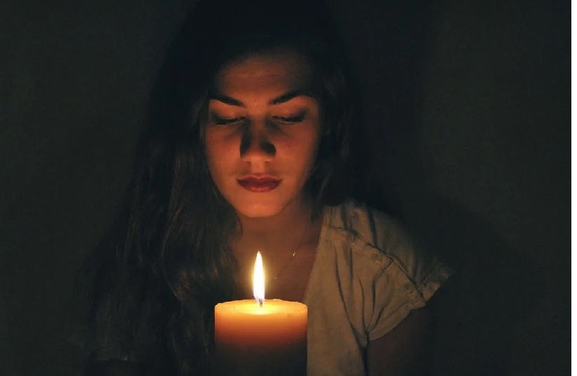 девушка со свечой