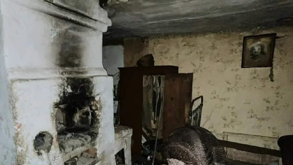 В брянском Новозыбкове из горящего дома спасли человека