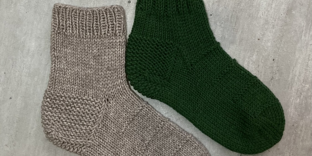 Увидела и решила связать по-новому! Мужские носки спицами.