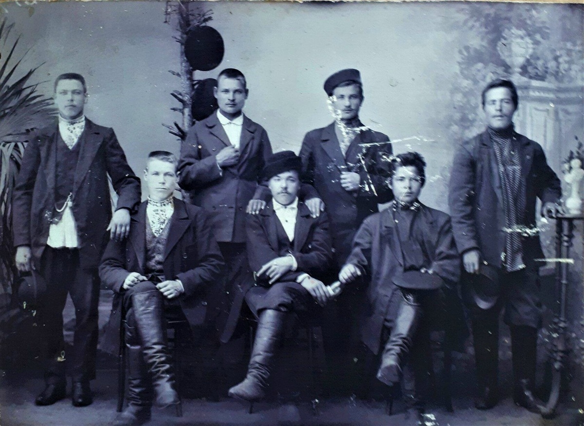 Братья Филатовы, 1904 год. Слева направо: Денис (положил руку на Фёдора), Фёдор и Михаил — все трое с Верхней Заимки. Рядом с ними четверо двоюродных братьев из деревни Морозовки.