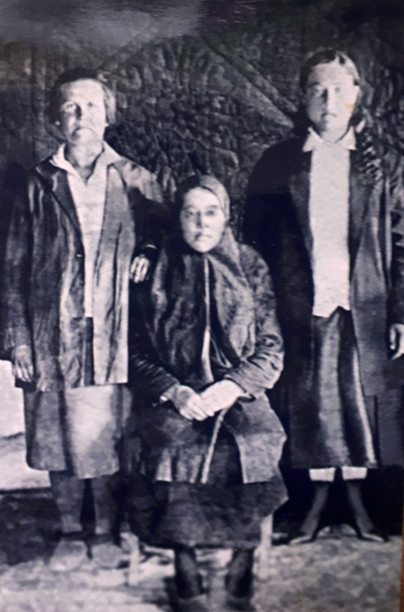 Слева направо: Парасковья Ионина (подруга Парасковьи Фёдоровны), Оксинья Филатова (жена Фёдора) и Парасковья Фёдоровна Филатова (16 лет). 1929 год.