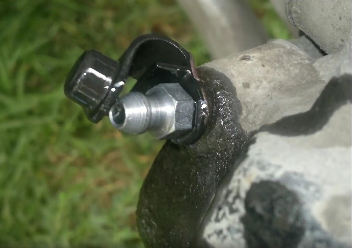 Штуцер прокачки тормоза расположен на тормозном суппорте либо за тормозным барабаном. Источник: Drive2.