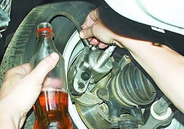 Не самый удобный метод прокачки подручными средствами. Источник: Drive2.