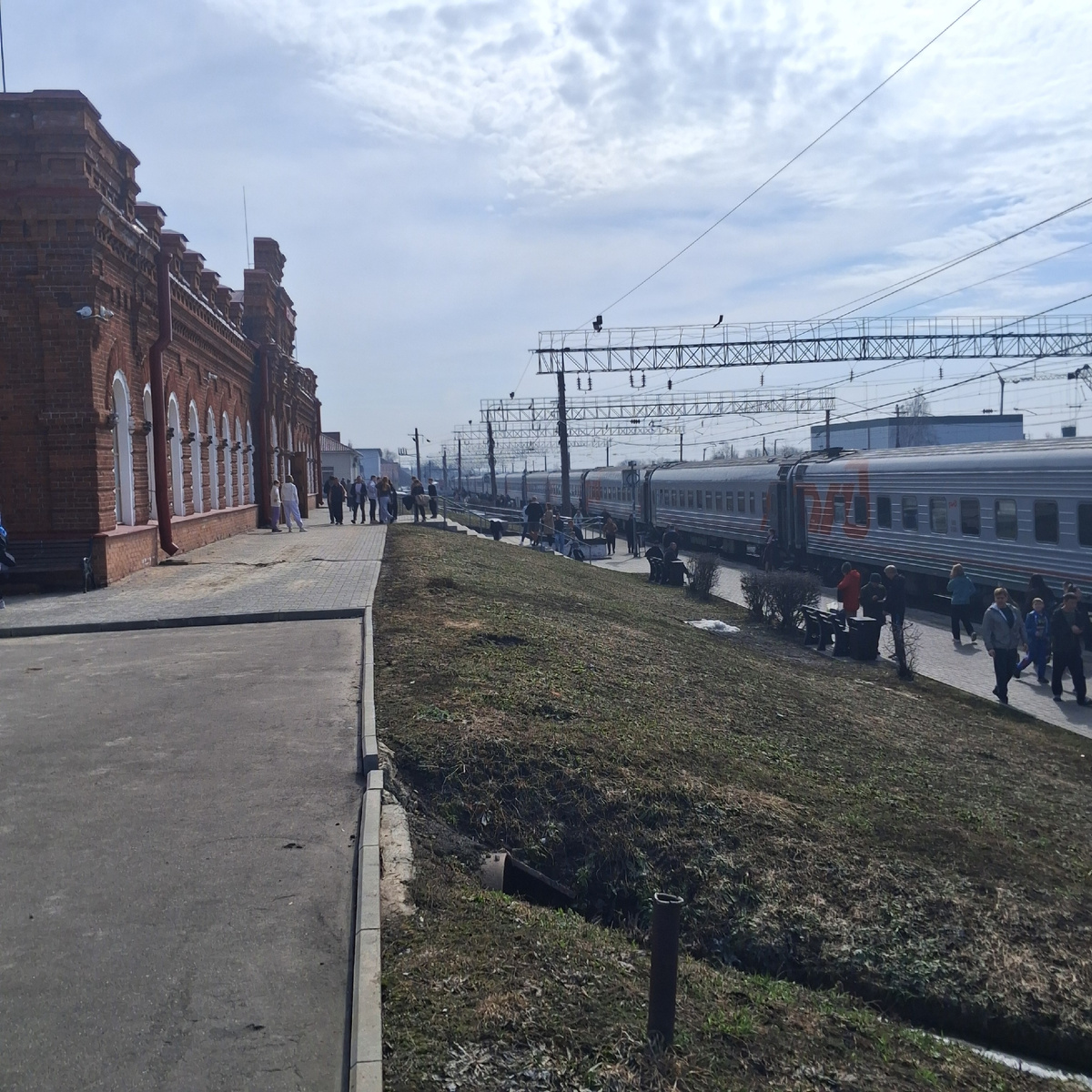 Стоянка поезда Санкт-Петербург-Уфа в Арзамасе. Фото автора. 