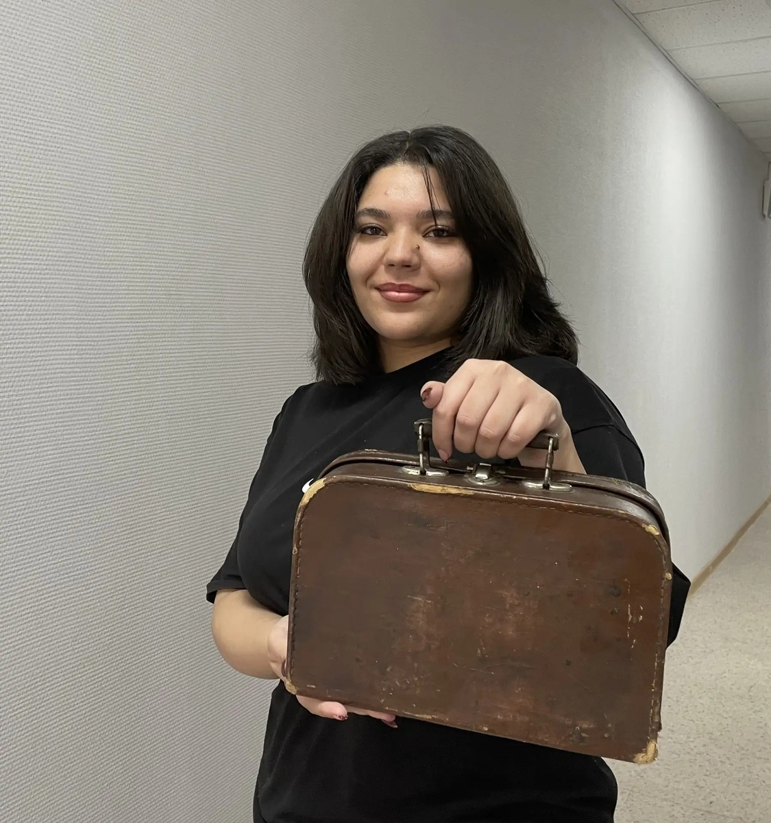 Студентка АГТУ Гитон Уиам (Марокко) с чемоданчиком-балеткой из коллекции Корниенко Е. Фото Корниенко Е. 2026 г.