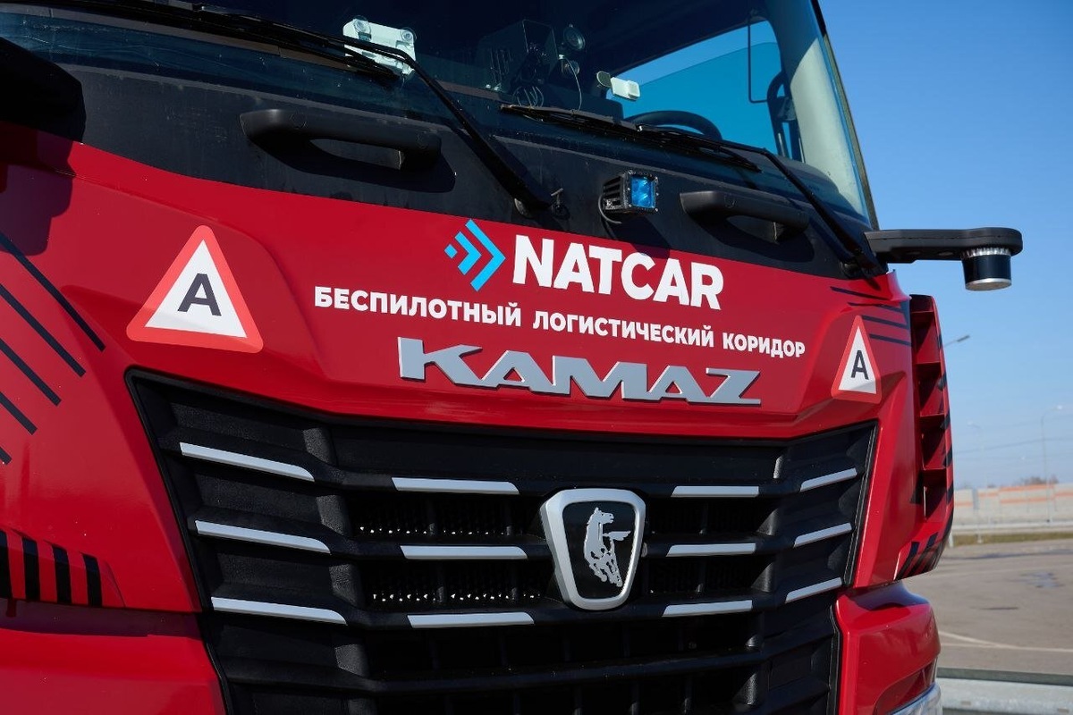 Беспилотный магистральный тягач от КАМАЗ оснащён системами связи, навигации, технического зрения и обработки входящей информации. Управление тормозной и рулевой системами, двигателем и автоматической коробкой передач осуществляется с применением электронной кан-шины. Источник: официальный Телеграм-канал ПАО «КАМАЗ».