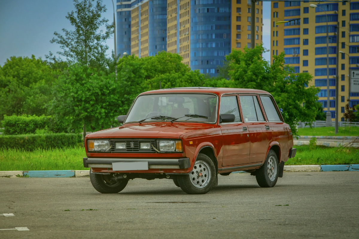Lada Riva (ВАЗ-2104/2105) с заводским правым рулём. Такие автомобили собирали специально для экспорта в Великобританию, а позже пытались продавать и в Японии.