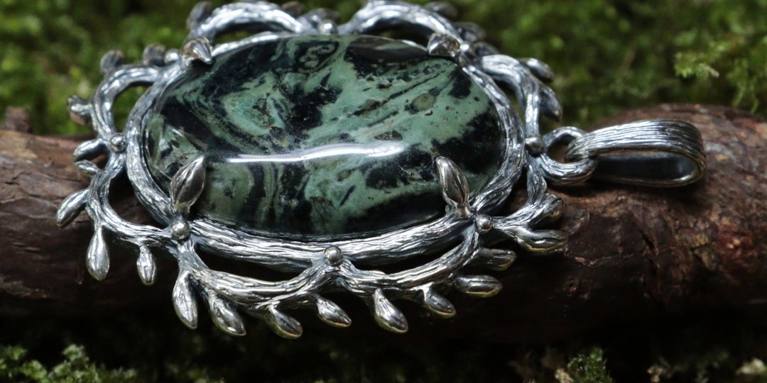 Серебряный кулон "В тени ветвей" с зелёной яшмой Камбаба