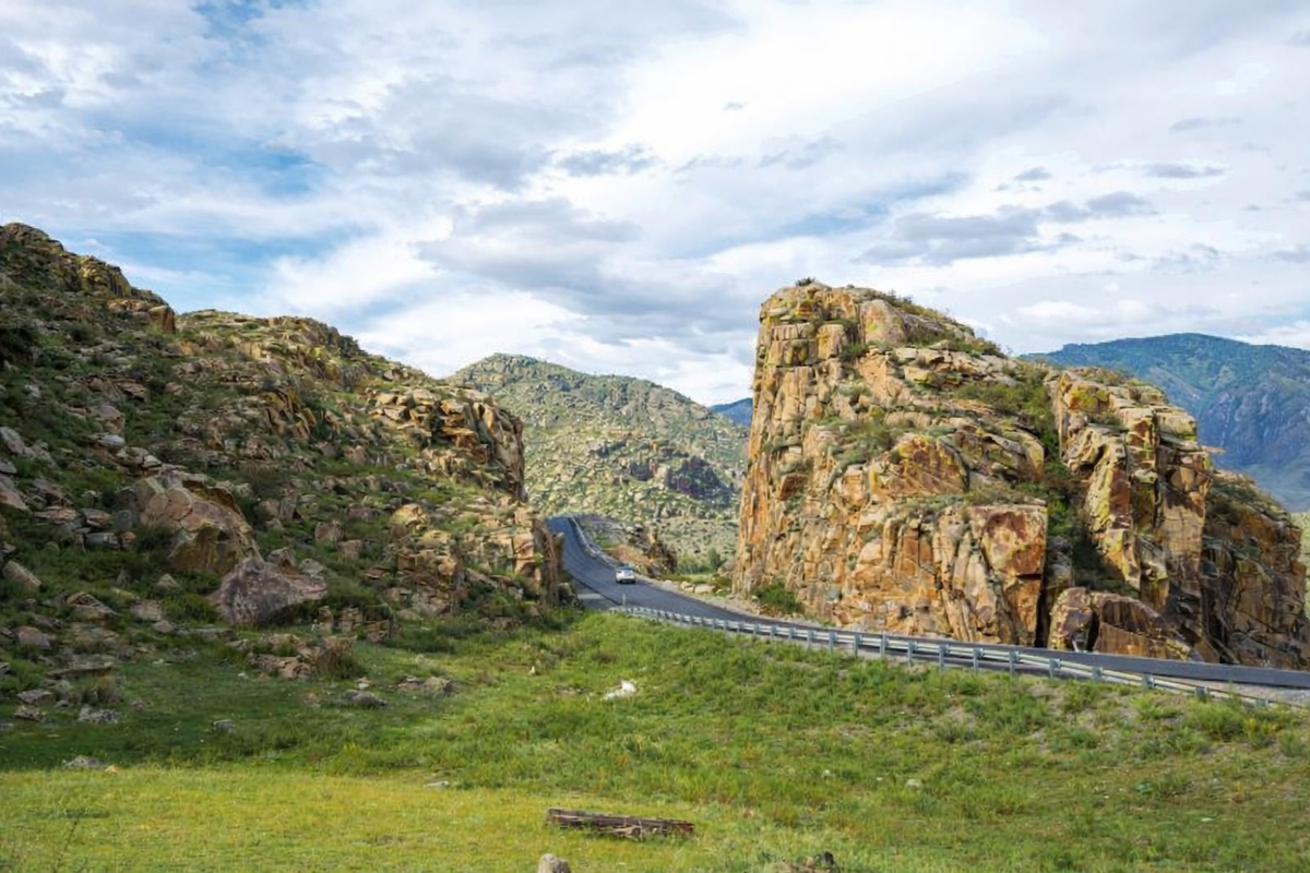 Машина движется по Чуйскому тракту