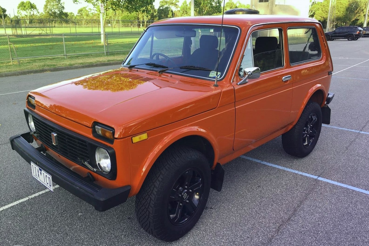 Lada Niva с правым рулём, выпущенная специально для австралийского рынка. Машина 1996 года в идеальном состоянии — редкий пример «советского внедорожника», который почти не видел бездорожья (фото: Autocentre.ua).
