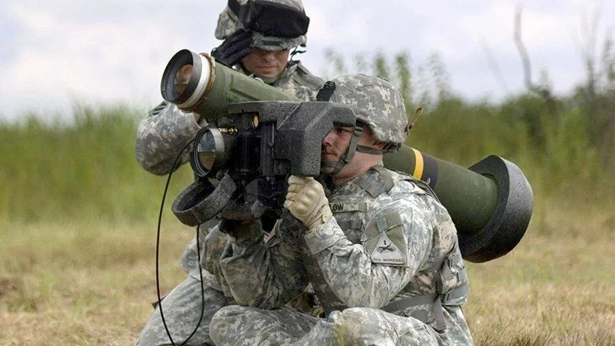 На фотографии: FGM-148 Javelin – американский переносной противотанковый ракетный комплекс (ПТРК). Источник фото: https://avatars.mds.yandex.net/get-entity_search/1922058/1189385522/S600xU_2x. «Корнет» против Javelin – какой лучше?