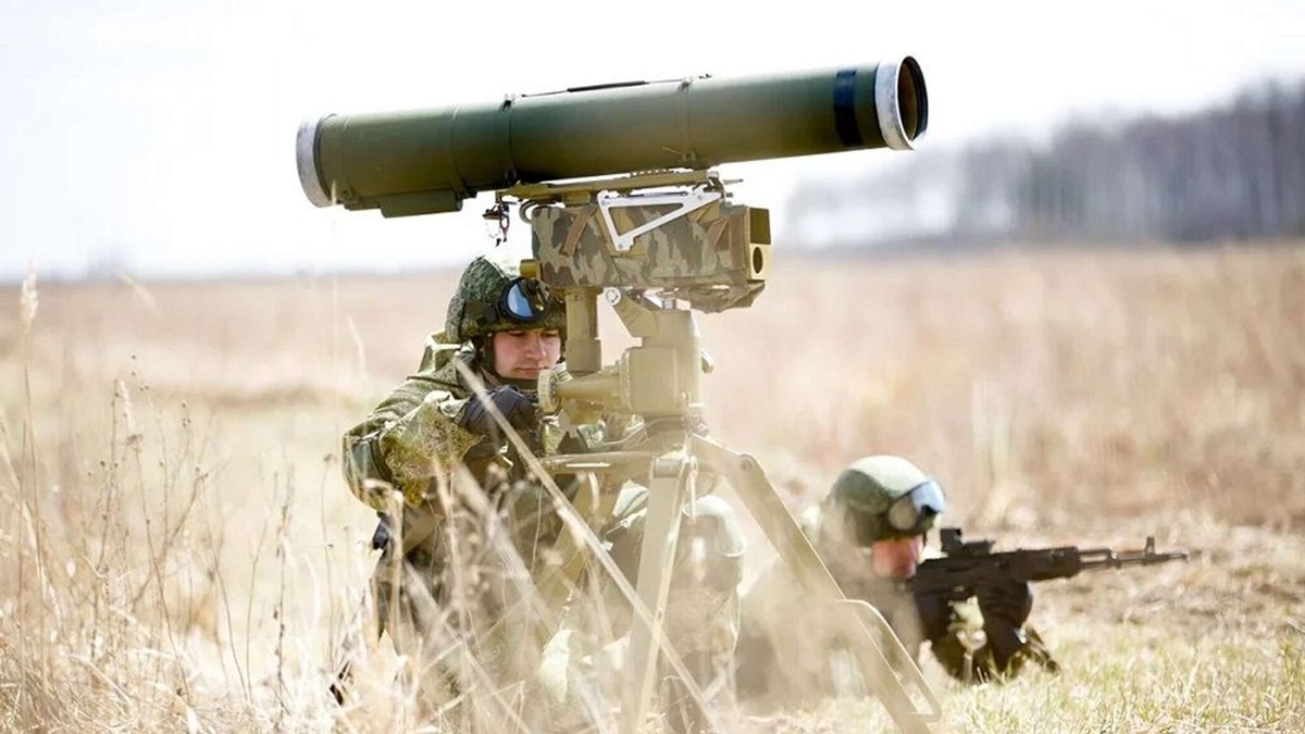 На фотографии: 9М133 «Корнет» – это российский переносной противотанковый ракетный комплекс (ПТРК). Источник фото: https://cdnn1.img.sputnik-ossetia.ru/. «Корнет» против Javelin – какой лучше?