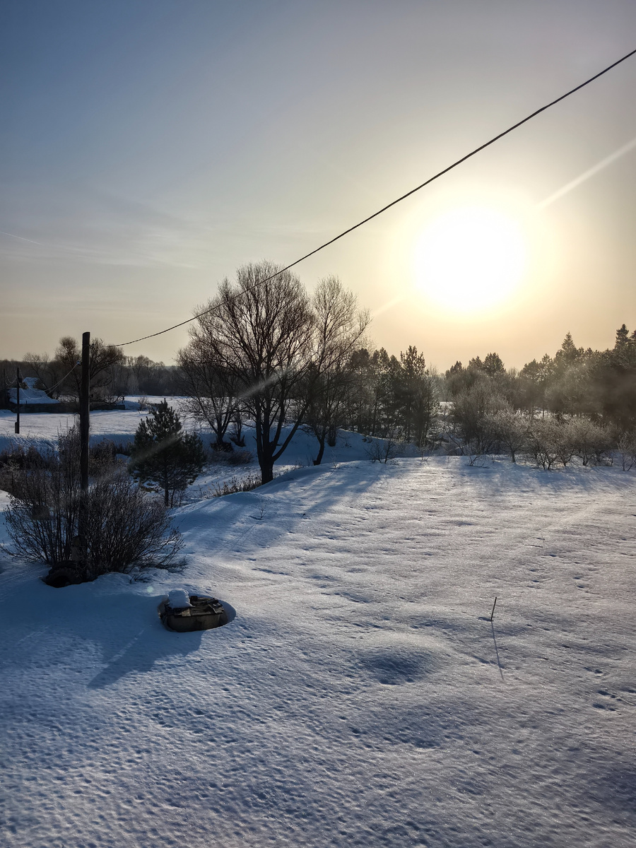 Раннее утро в поместье. На дворе март, вокруг ещё всё белым-бело, лишь только с крыши капает звонкая капель от яркого солнца.