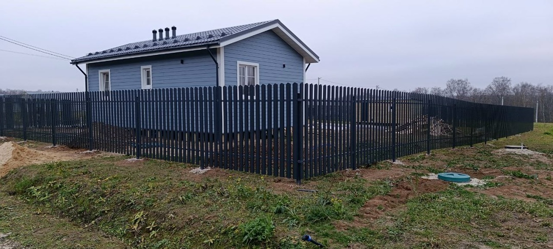 Почему металлический штакетник смотрится выгодно?